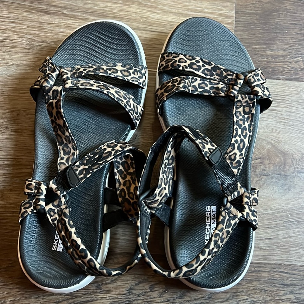 Skechers Yoga Mat sandals, size 6